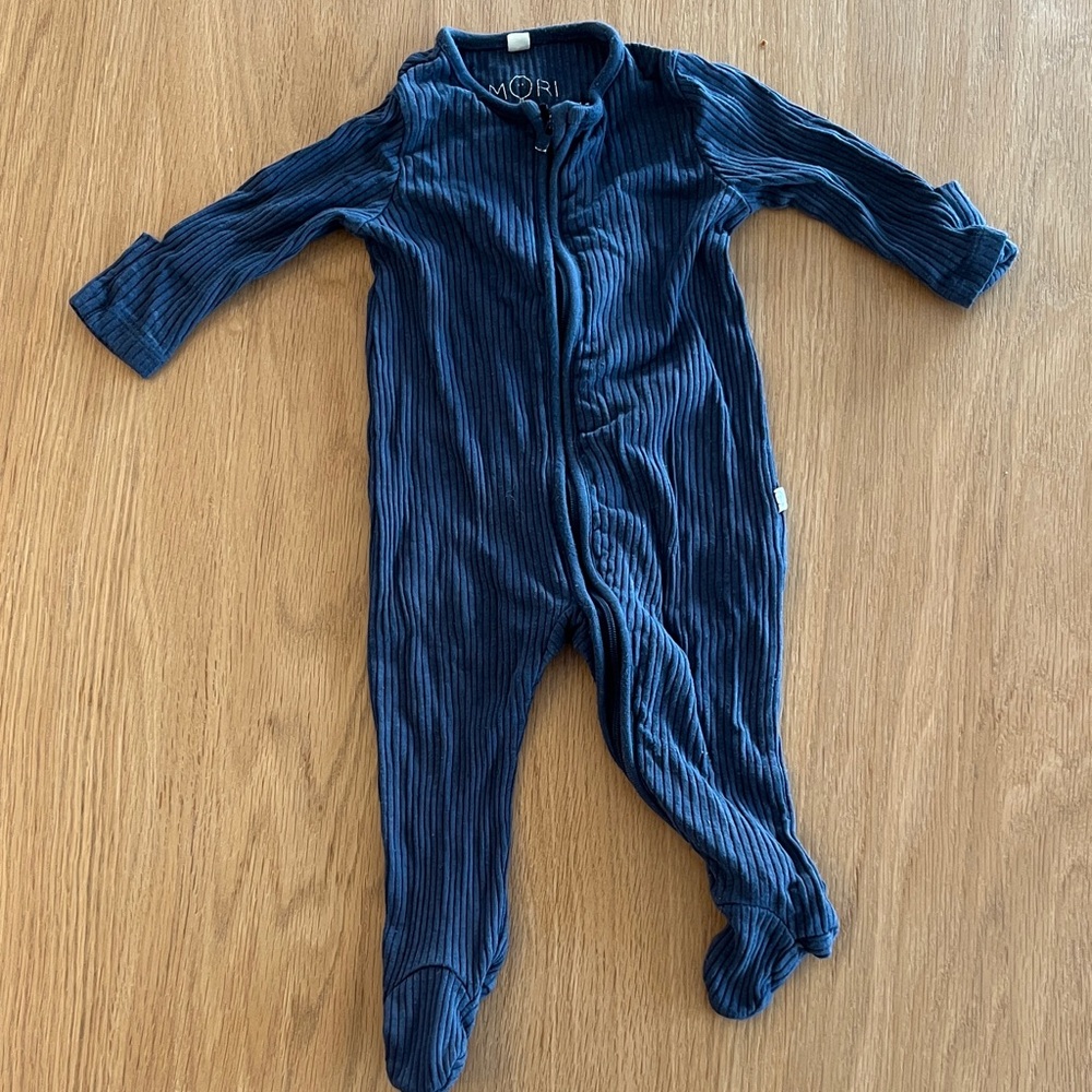 MORI ribbed navy clever zip footie pajama
